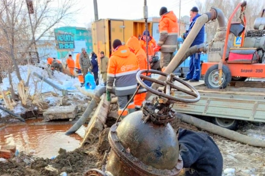 Разморозка запорной арматуры сбросных водоотводов стала причиной крупной коммунальной аварии в Саратове