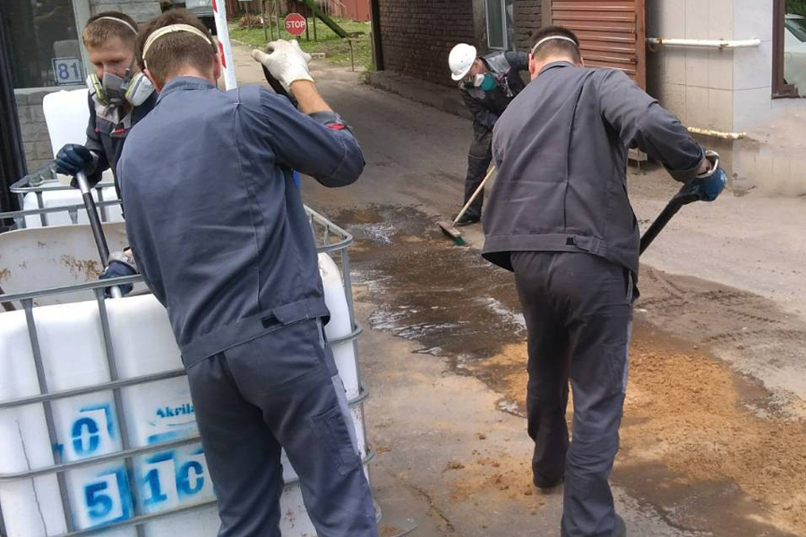 Из за неисправной трубопроводной арматуры разлилось опасное химическое вещество